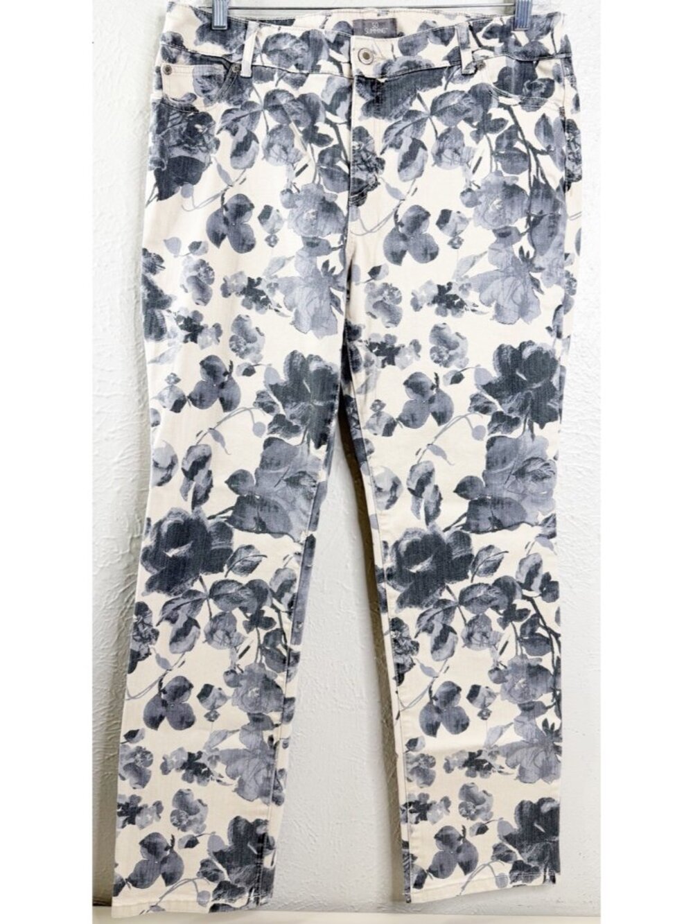 Chicos So Slimming Sz 2.5 (Actual 36x29) Large Floral Cream Blue Jeans EUC
